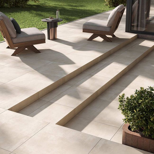 Terrasse mit Treppe und gro&szlig;en Fliesen